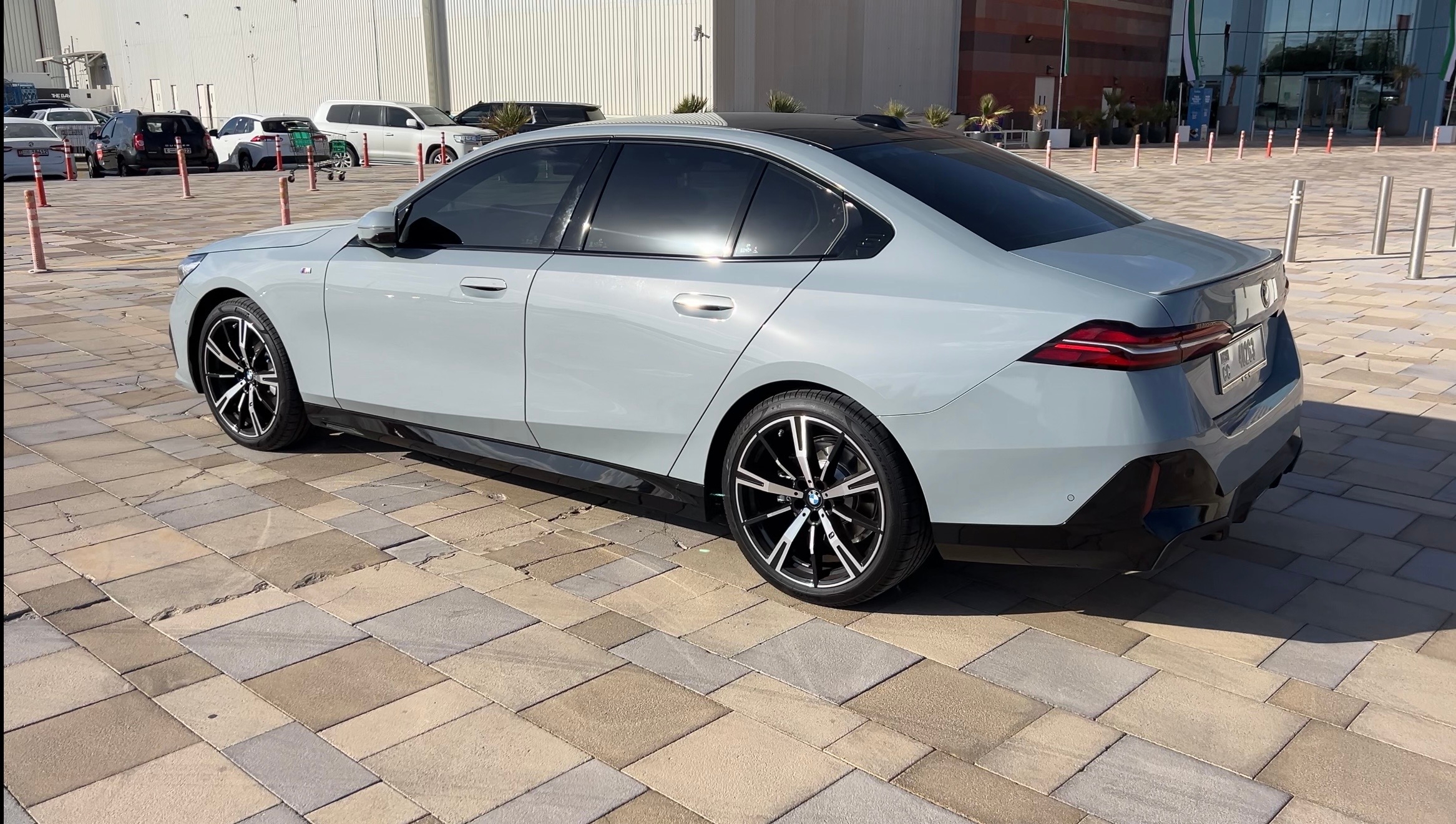 Hellgrün BMW 530i M Sport 2025